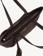 Dessus du Grand sac cabas porte epaule coffee marron fonce alma loxwood cuir graine pompon fermeture zippee