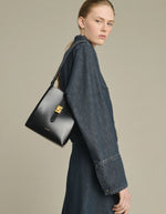 Silhouette avec le Petit sac seau noir en cuir box bello mini soeur boucle s doree ferme bouton pression