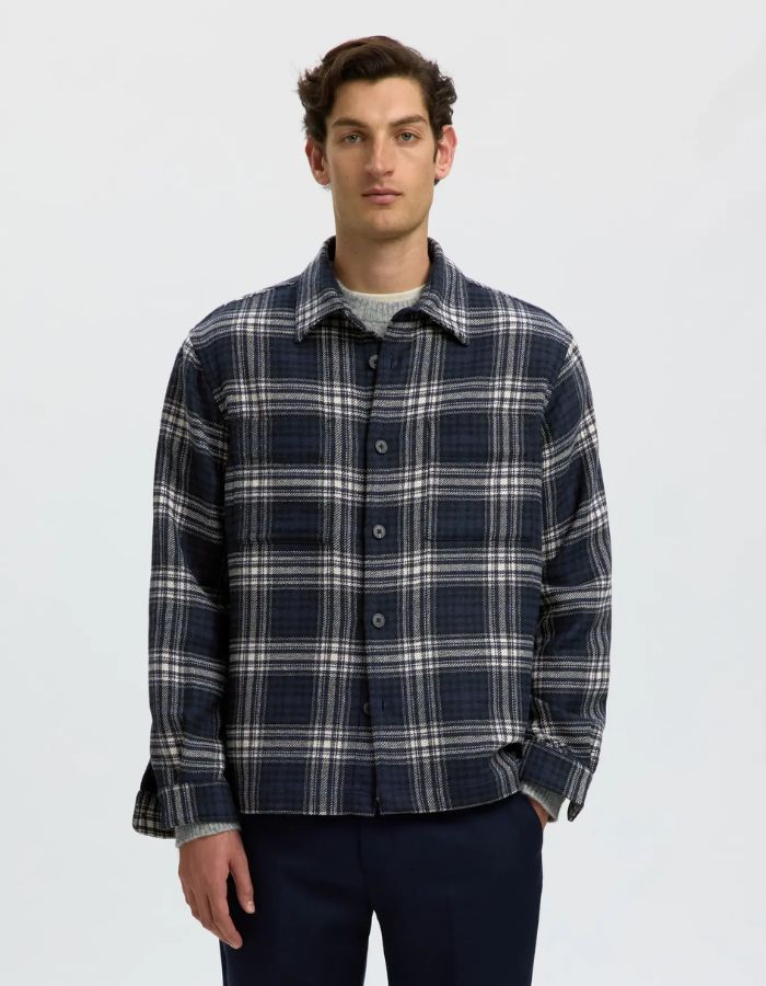 Vue de face de la Surchemise en laine tweed carreaux bleu marine egret et noir pablo homme marque Selected
