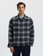 Vue de face de la Surchemise en laine tweed carreaux bleu marine egret et noir pablo homme marque Selected