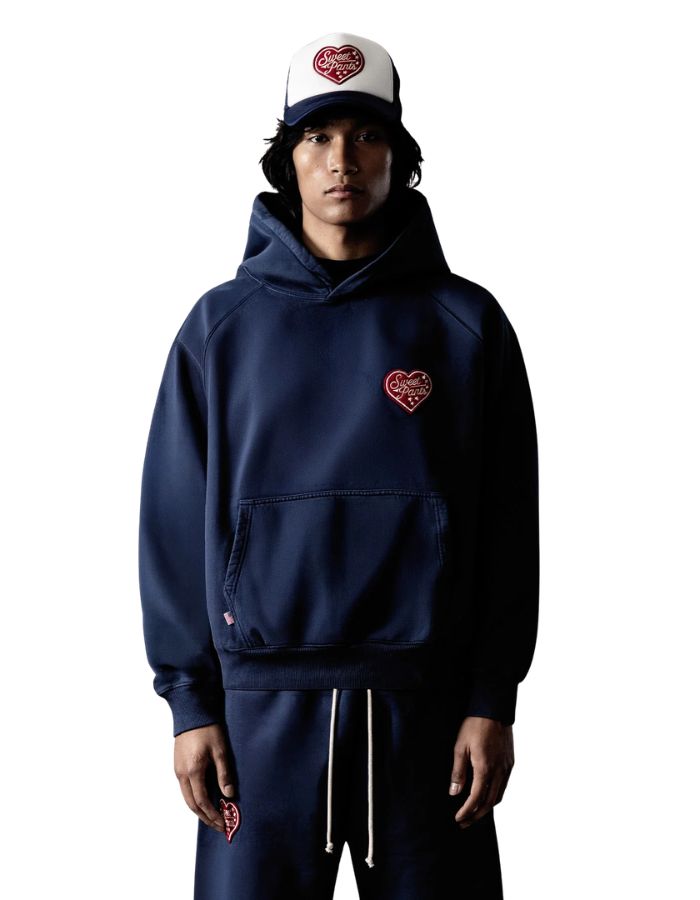 Vue de face du Sweat a capuche bleu nuit night 100 coton molleton lourd sweet pants patch coeur rouge
