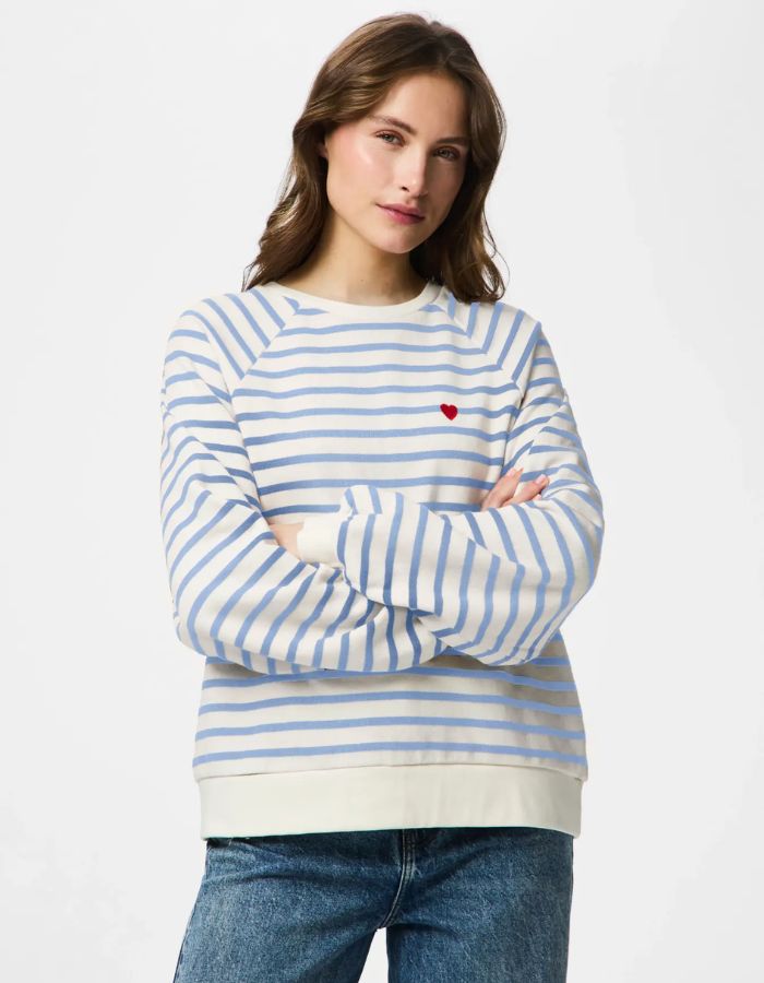 Vue de face du Sweatshirt col rond pour femme en jersey rayé blanc cassé et bleu hortensia avec motif cœur brodé, modèle Greta LS Emb UB Sweat de PIECES.