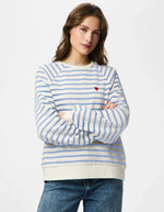 Vue de face du Sweatshirt col rond pour femme en jersey rayé blanc cassé et bleu hortensia avec motif cœur brodé, modèle Greta LS Emb UB Sweat de PIECES.