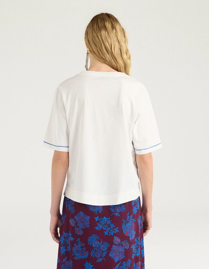 Dos du T-shirt oversize à manches courtes pour femme en jersey de coton blanc lurex, modèle Iora de la marque MOMONI. Présente une encolure ronde et de petites fentes latérales.