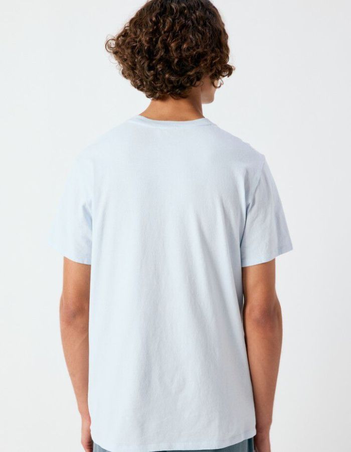 Dos du Tshirt homme ykobow bleu ciel baby blue american vintage coton peau de peche logo poitrine