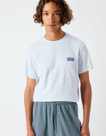 Vue de face du Tshirt homme ykobow bleu ciel baby blue american vintage coton peau de peche logo poitrine