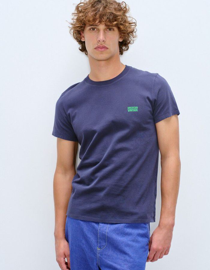 Vue de face du Tshirt homme ykobow bleu marine american vintage coton peau de peche logo poitrine