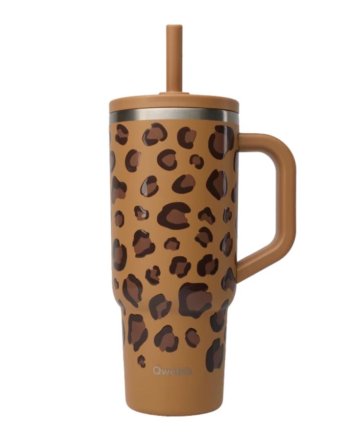 Grand mug isotherme 900ml avec imprimé léopard sur fond camel, poignée, paille en inox et embout silicone, modèle Travel Cup de la marque QWETCH