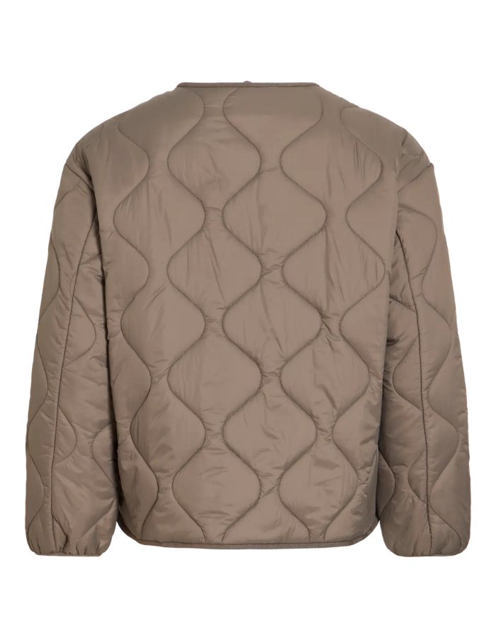 Dos de la Veste matelassée courte pour femme beige taupe falcon avec col en V, poches plaquées et fermeture pressionnée, modèle Dune Light de la marque VILA