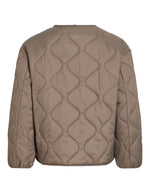 Dos de la Veste matelassée courte pour femme beige taupe falcon avec col en V, poches plaquées et fermeture pressionnée, modèle Dune Light de la marque VILA
