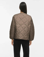 Silhouette de dos avec la Veste matelassée courte pour femme beige taupe falcon avec col en V, poches plaquées et fermeture pressionnée, modèle Dune Light de la marque VILA