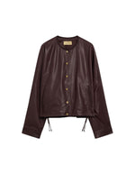 Veste bomber courte pour femme en cuir d'agneau marron, modèle Kaldor de la marque MOMONI. Présente une coupe carrée avec cordon de serrage au bas et des boutons-pression en laiton vieilli.