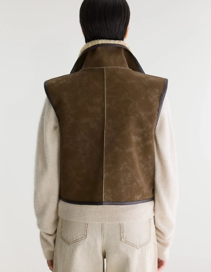 Dos de la Veste courte sans manches réversible pour femme en sherpa beige et nubuck marron avec col montant et détails de coutures façon cuir, modèle Jonson de la marque Bellerose.