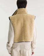 Dos verso de la Veste courte sans manches réversible pour femme en sherpa beige et nubuck marron avec col montant et détails de coutures façon cuir, modèle Jonson de la marque Bellerose.