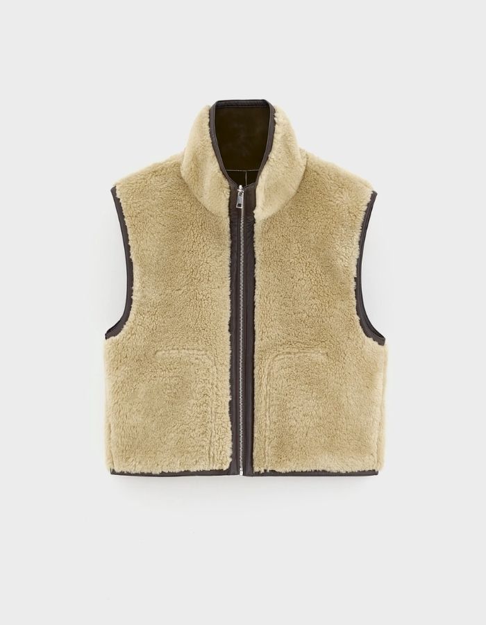 Verso de la Veste courte sans manches réversible pour femme en sherpa beige et nubuck marron avec col montant et détails de coutures façon cuir, modèle Jonson de la marque Bellerose.