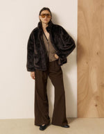 Vue de face de la Veste courte femme fausse fourrure chocolat vosmo hartford col montant doublure velours poches plaquees