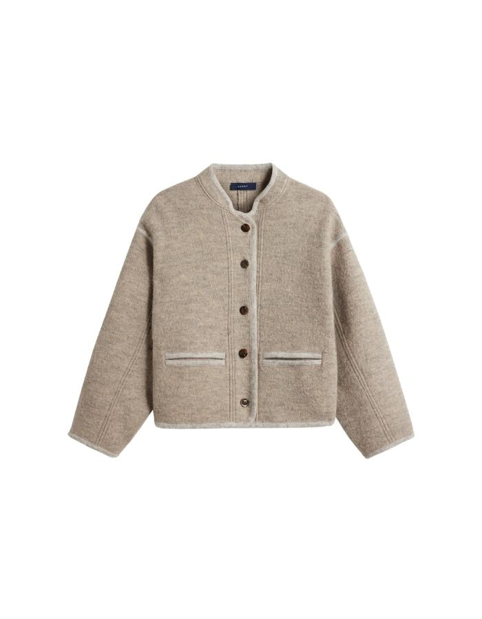 Veste courte autrichienne pour femme en laine bouillie beige et grise avec col montant, finitions gansées par une tresse et volume ample, modèle Olympe de la marque Soeur.
