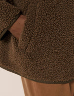 Poche de la Veste courte femme sherpa marron valdi hartford encolure en v doublure velours poches laterales