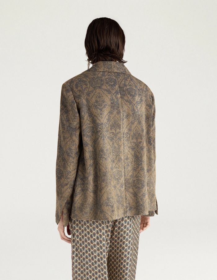 Dos de la Veste de tailleur évasée pour femme en velours côtelé imprimé dentelle, modèle Lilja de la marque MOMONI. Présente une fermeture à un bouton, des fentes latérales et un revers en miroir.