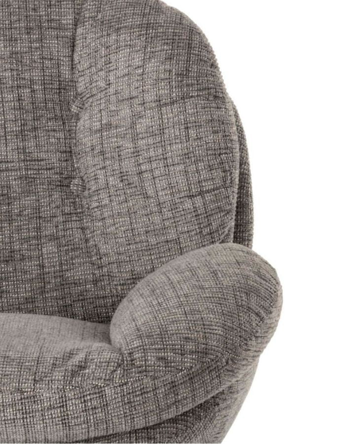 Accoudoir du Fauteuil pivotant Loveuse en tissu chiné gris souris. Assise large et profonde, base ronde stable en métal noir. Design rétro-contemporain idéal pour un coin lecture ou un salon cosy.