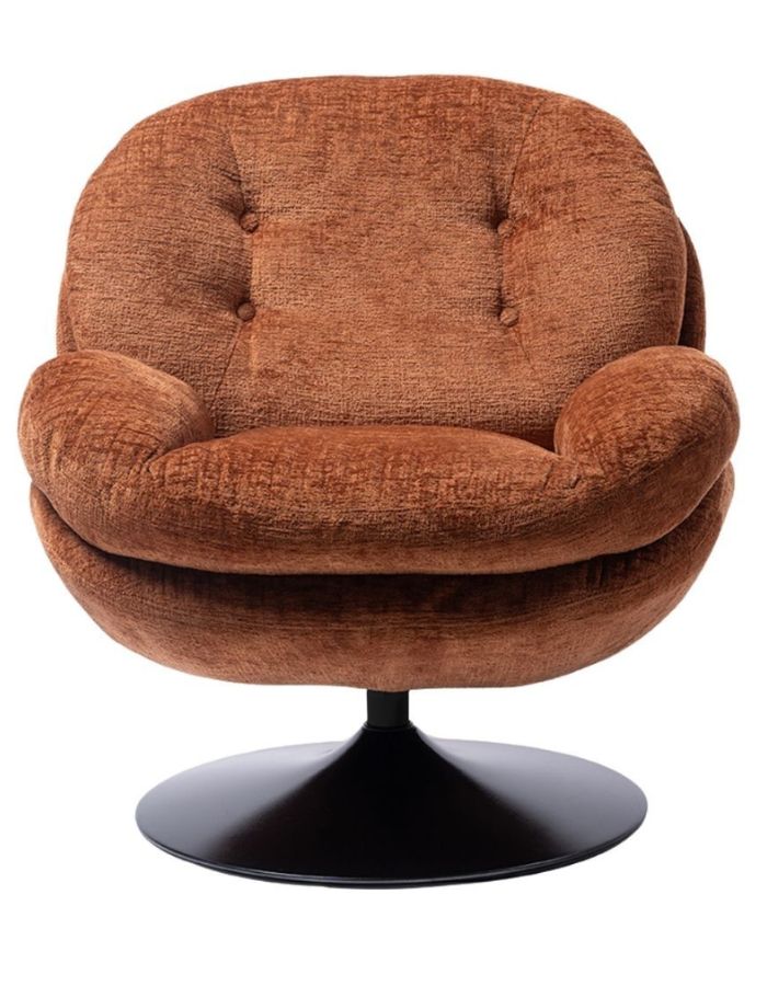 Vue de face du Fauteuil pivotant Loveuse de couleur orange brûlé avec une large assise moelleuse. Base ronde stable en métal noir, design d'inspiration rétro idéal pour un salon ou une chambre moderne