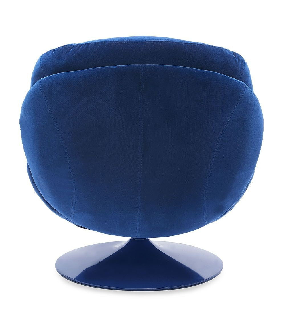 Fauteuil loveuse pivotant en velours bleu nuit avec base ronde en métal.
