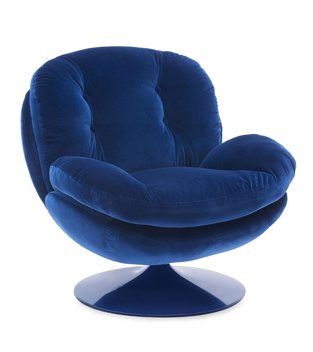 Fauteuil loveuse pivotant en velours bleu nuit avec base ronde en métal.