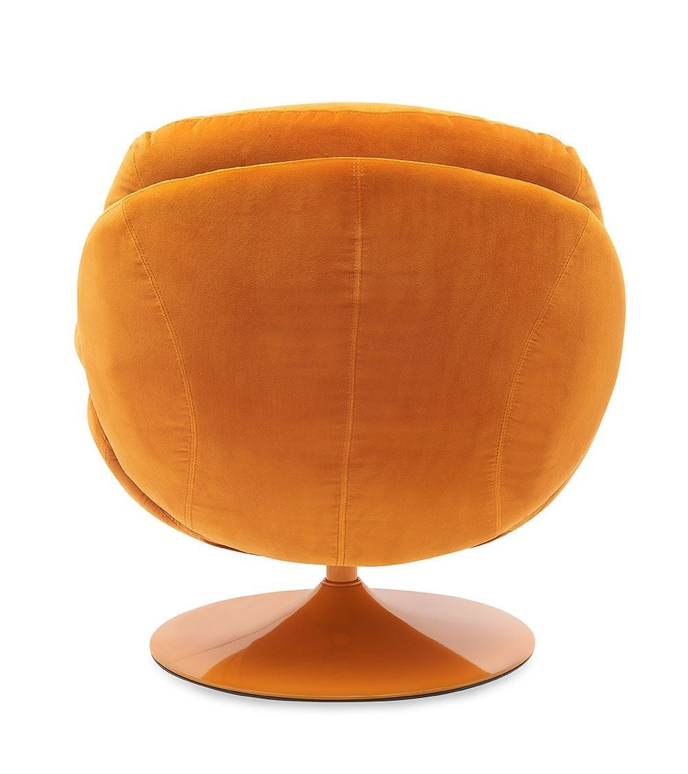 Fauteuil loveuse orange vif en velours avec base pivotante dorée, vue de dos.