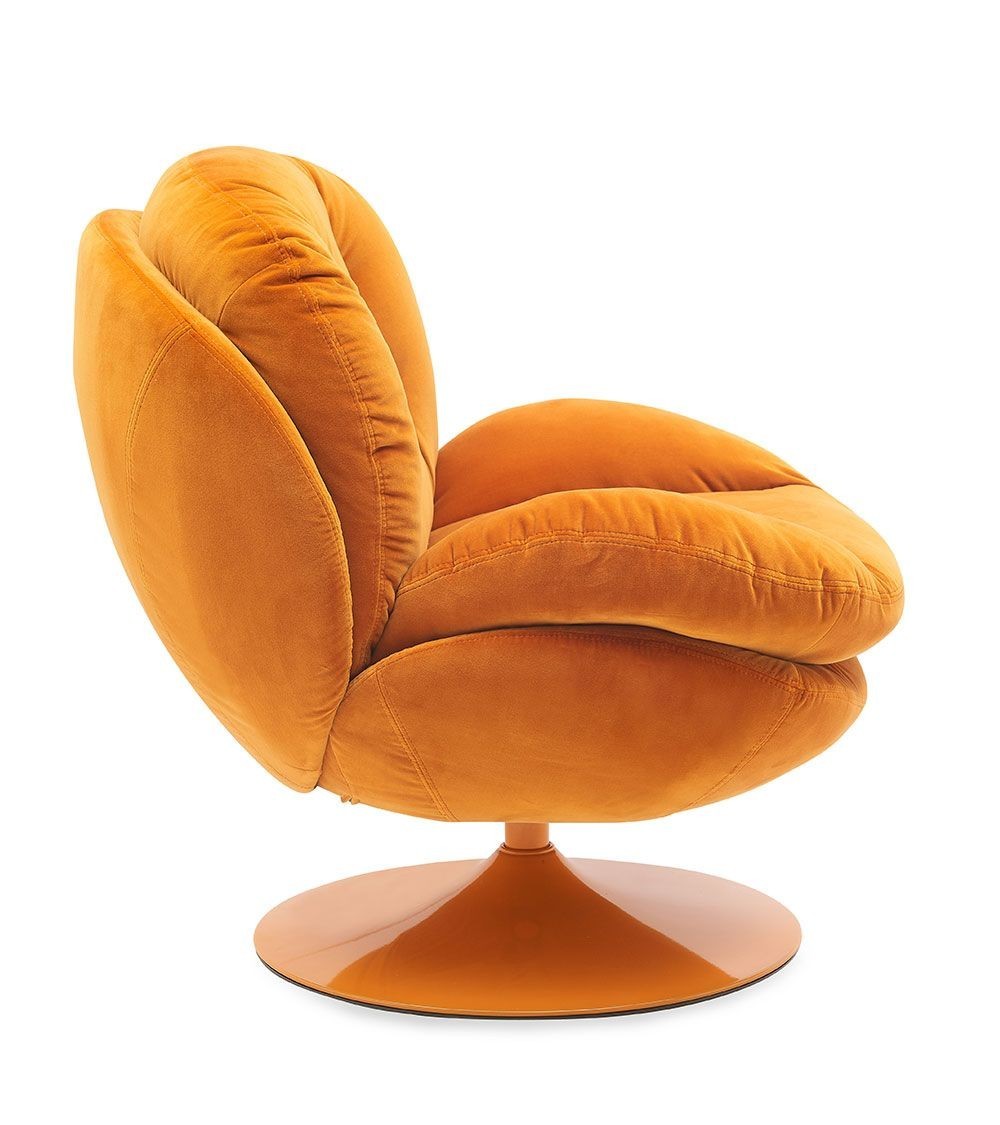 Fauteuil loveuse orange velours avec base pivotante dorée, design rétro et assise moelleuse.