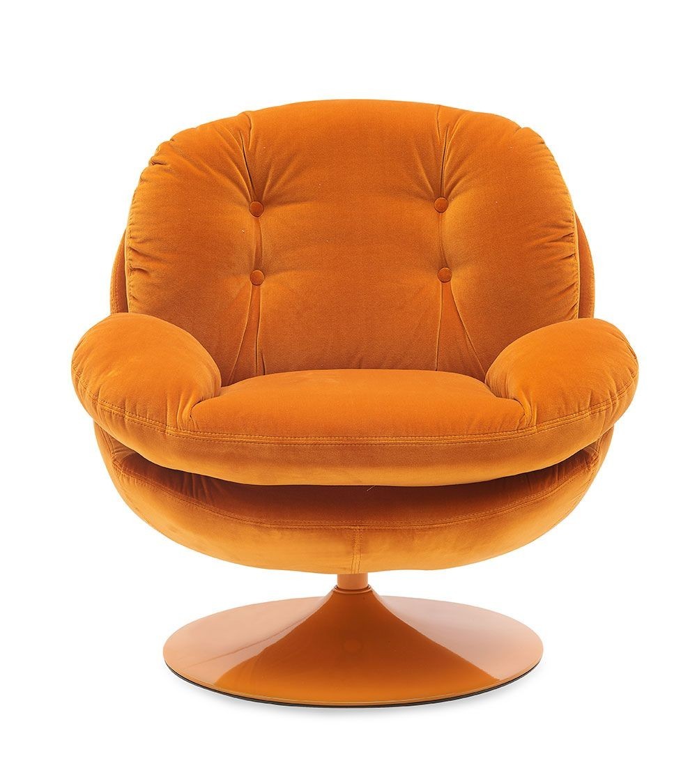 Fauteuil loveuse orange vif en velours, design rétro avec assise capitonnée et base pivotante dorée.