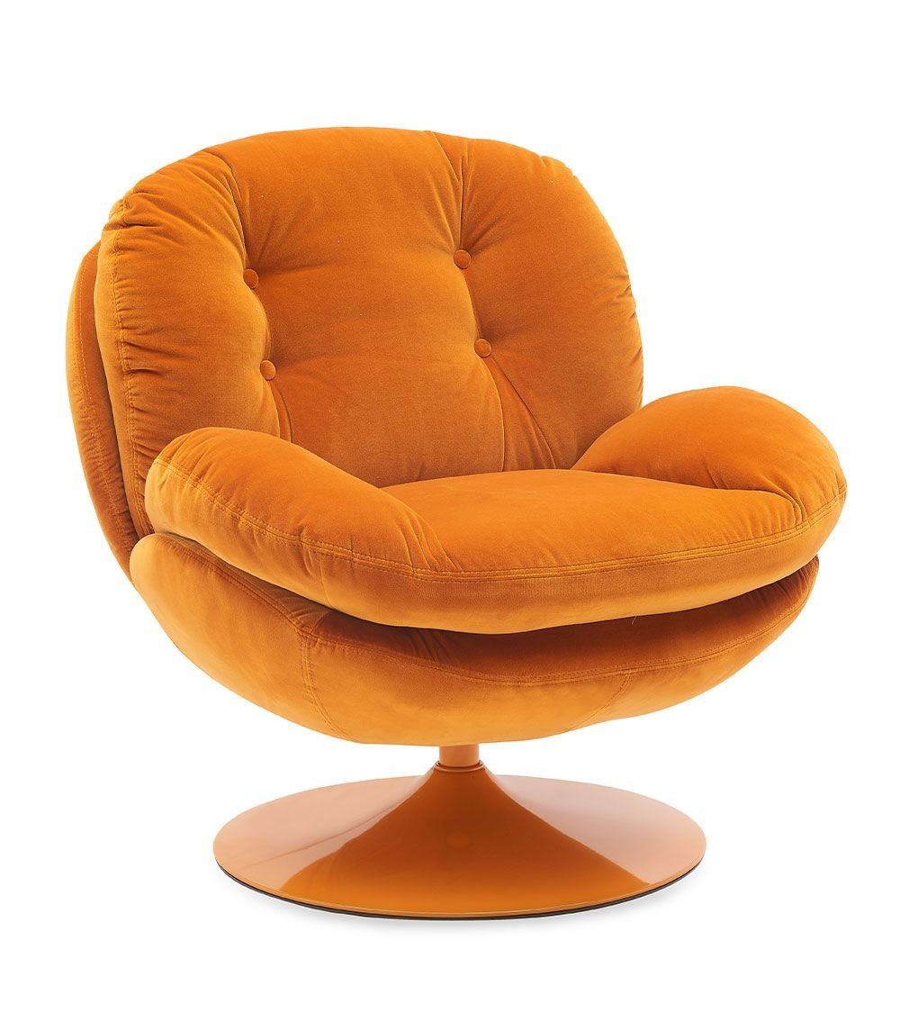 Fauteuil loveuse orange vif en velours, design rétro avec assise capitonnée et base pivotante dorée.