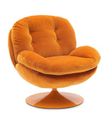 Fauteuil loveuse orange vif en velours, design rétro avec assise capitonnée et base pivotante dorée.
