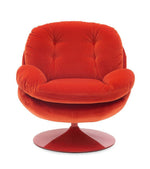 Fauteuil Loveuse Rouge rétro en velours avec dossier capitonné et base pivotante en métal laqué.