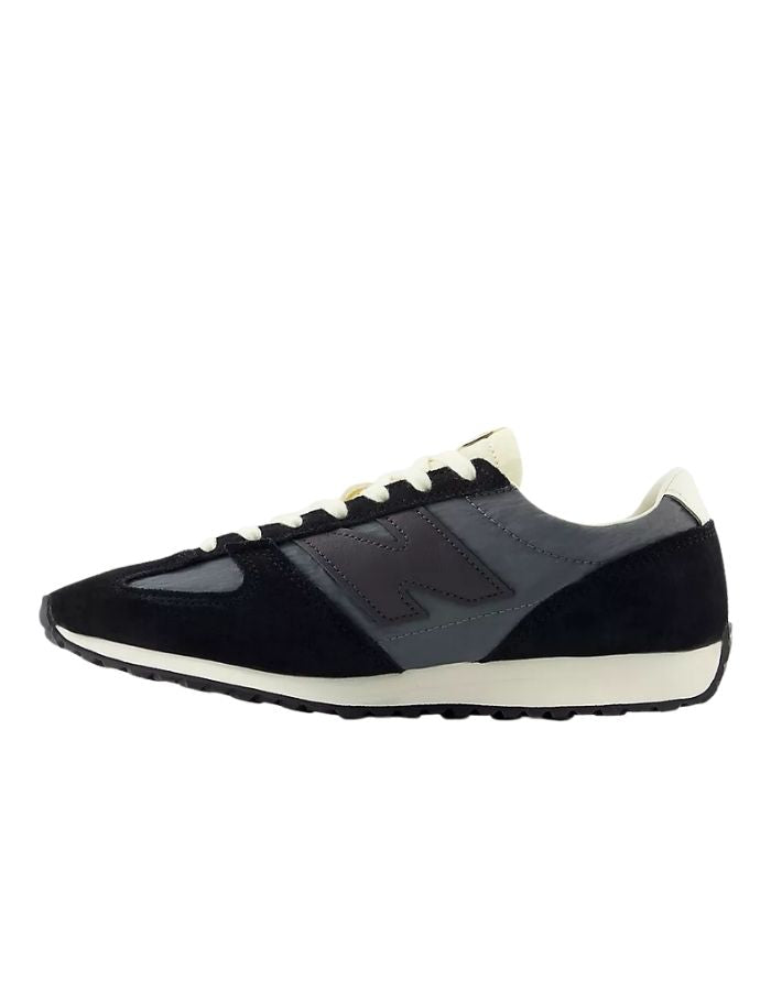 Côté de la Baskets basses rétro pour homme en mesh et daim gris castlerock avec logo N noir, découpe fang sur l'avant-pied et semelle EVA, modèle 471 de la marque New Balance.