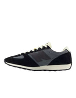 Côté de la Baskets basses rétro pour homme en mesh et daim gris castlerock avec logo N noir, découpe fang sur l'avant-pied et semelle EVA, modèle 471 de la marque New Balance.