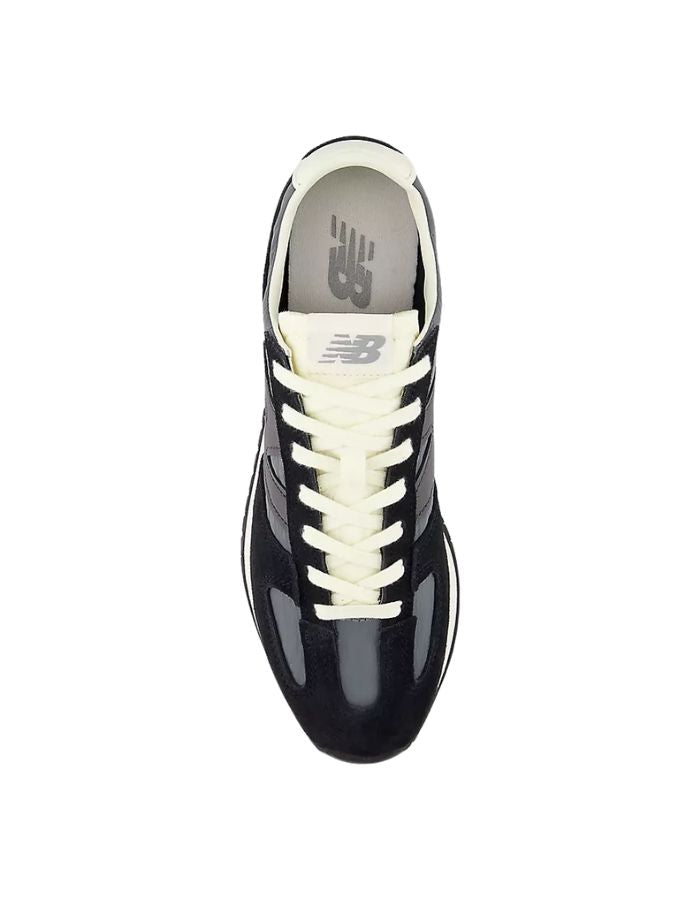 Dessus des Baskets basses rétro pour homme en mesh et daim gris castlerock avec logo N noir, découpe fang sur l'avant-pied et semelle EVA, modèle 471 de la marque New Balance.