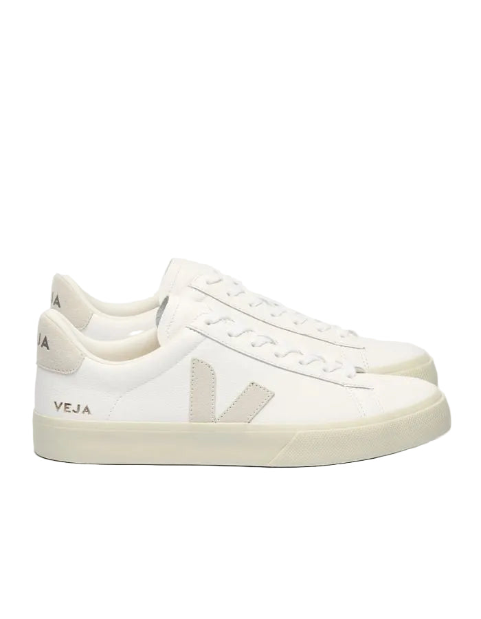 Baskets Veja Campo en cuir blanc naturel avec logo V beige et semelle crème.