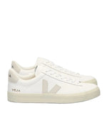 Baskets Veja Campo en cuir blanc naturel avec logo V beige et semelle crème.