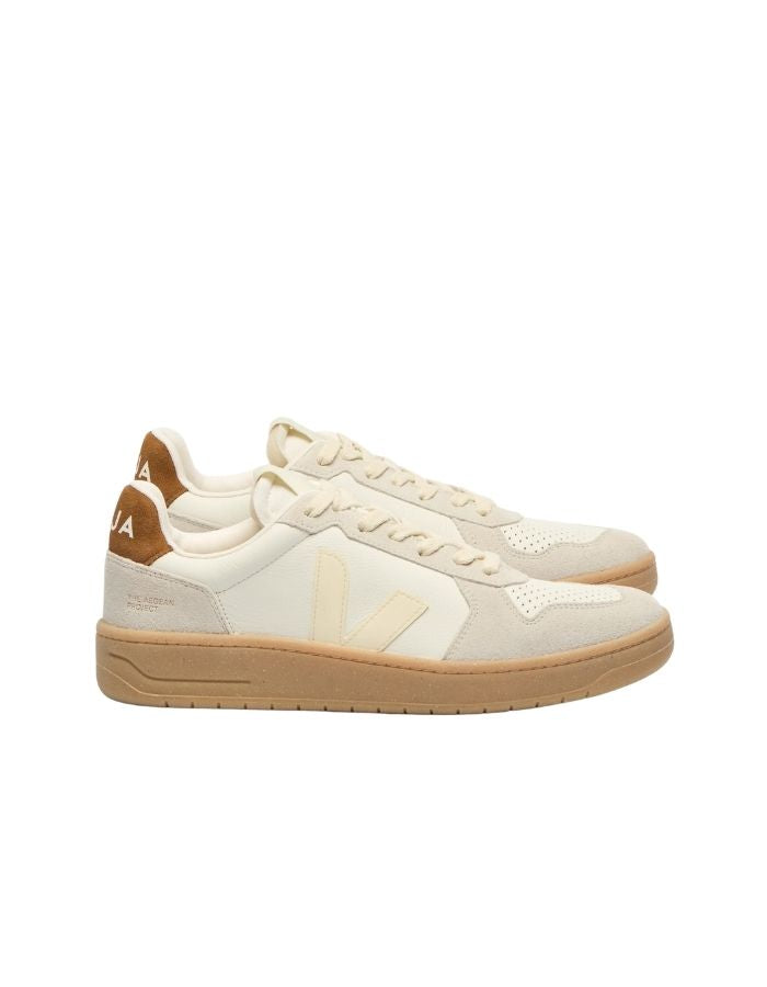 Baskets basses rétro en cuir calcaire et suède avec logo cognac et semelle en caoutchouc naturel, modèle V-82 Pure Calcaire Cognac de la marque VEJA