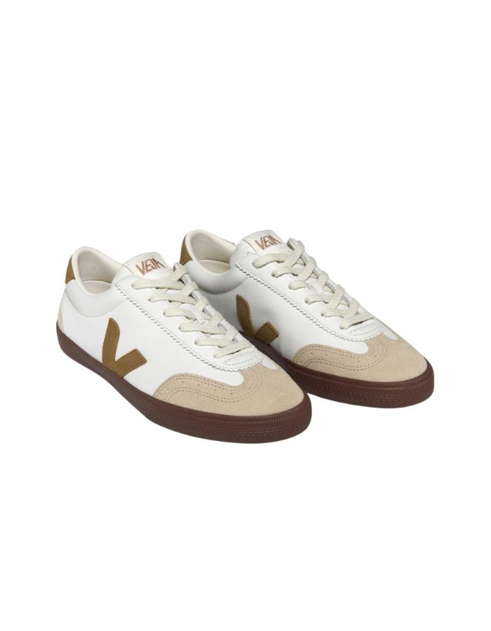 Baskets Veja Volley en cuir blanc et suède beige avec logo V marron et semelle marron.