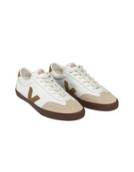 Baskets Veja Volley en cuir blanc et suède beige avec logo V marron et semelle marron.