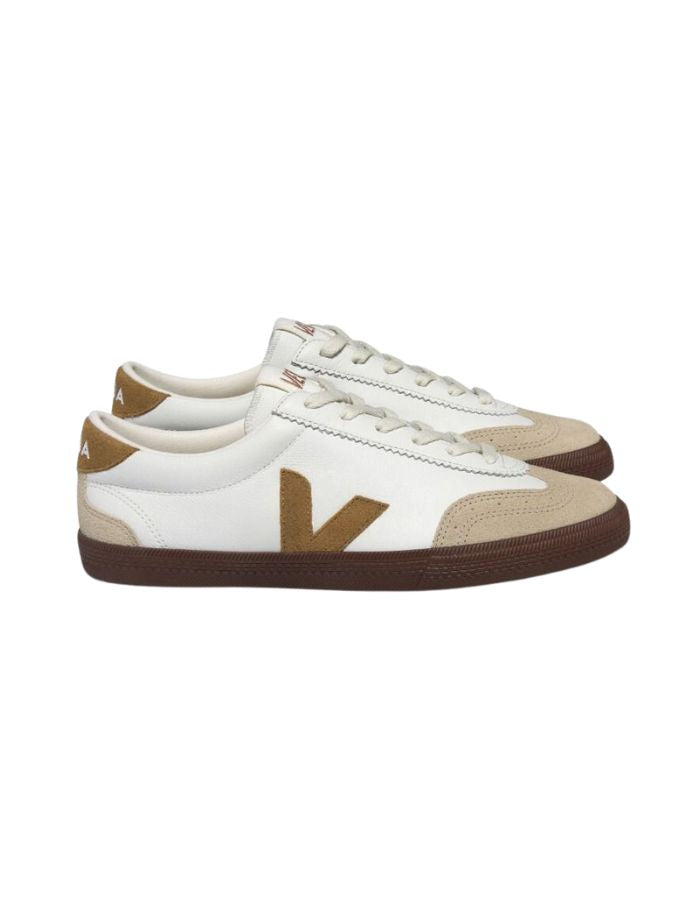 Veja Baskets Volley en cuir blanc et suède marron, semelle marron foncé, logo V latéral.