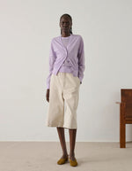 Femme portant un bermuda Francis Blanc Gres oversize en coton bio, longueur sous le genou.