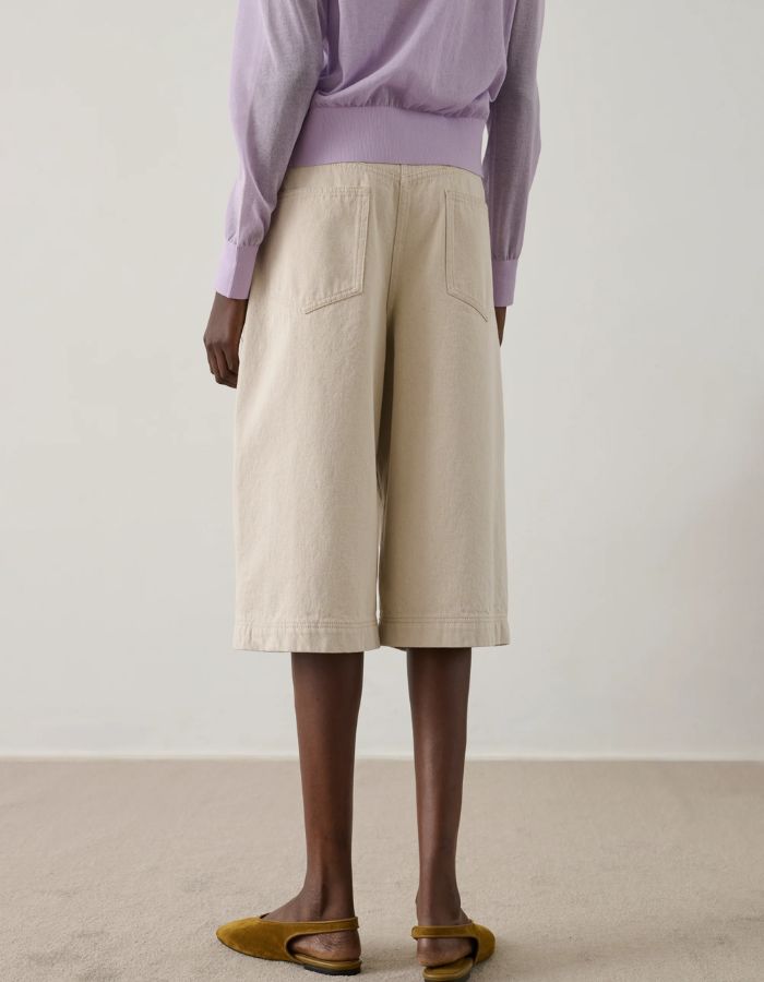 Bermuda Francis Blanc Gres Soeur en coton biologique, coupe oversize, longueur sous le genou, avec poches arrière.