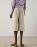 Bermuda Francis Blanc Gres Soeur en coton biologique, coupe oversize, longueur sous le genou, avec poches arrière.