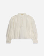 Blouse blanche Gania en voile de coton avec col officier, encolure fendue, et manches bouffantes.