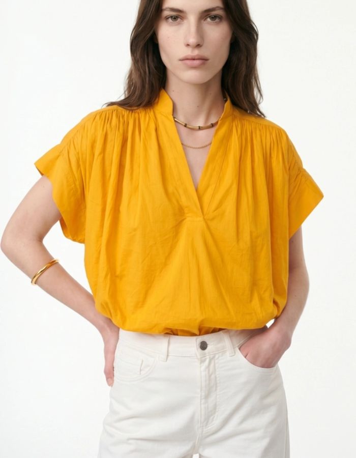 Blouse Cory Safran Vanessa Bruno en voile de coton, col V, manches kimono amples, fronces épaules.