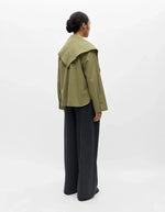 Dos de la Blouse imprimée en coton biologique jacquard vert bronze et orange avec col rond et manches longues