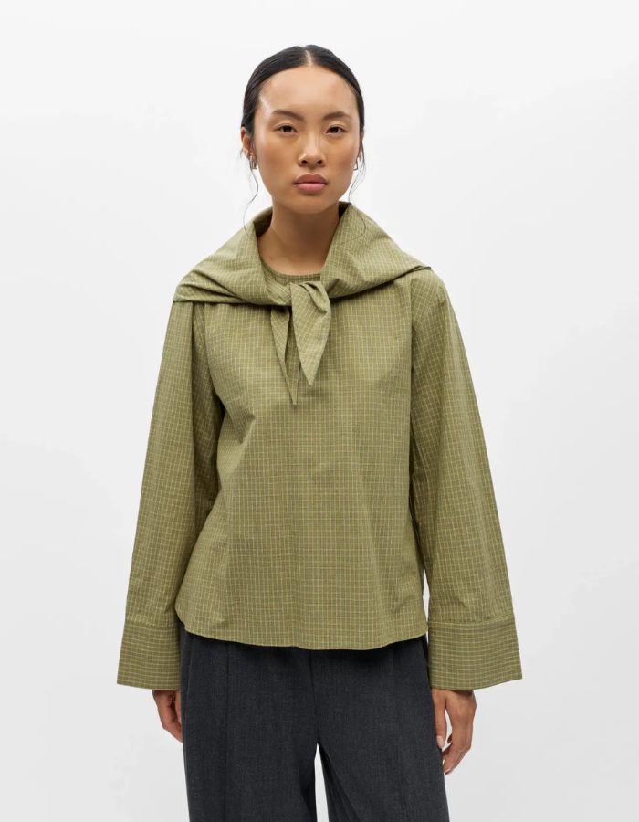 Vue de face de la Blouse imprimée en coton biologique jacquard vert bronze et orange avec col rond et manches longues