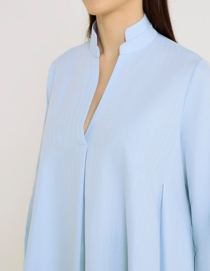 Col de la Blouse patineuse pour femme en twill chevron de coton bleu ciel avec col mao ouvert en V et poignets longs, modèle Françoise de la marque Hana San